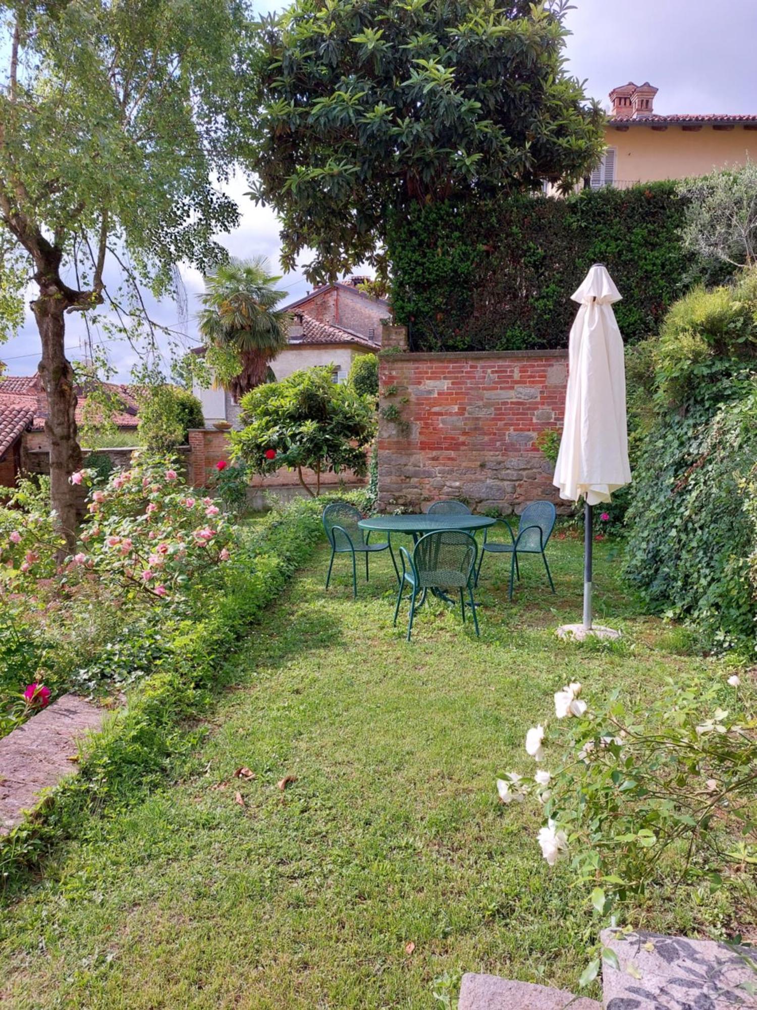 Il Giardino Di Olivia Apartment Guarene Bagian luar foto