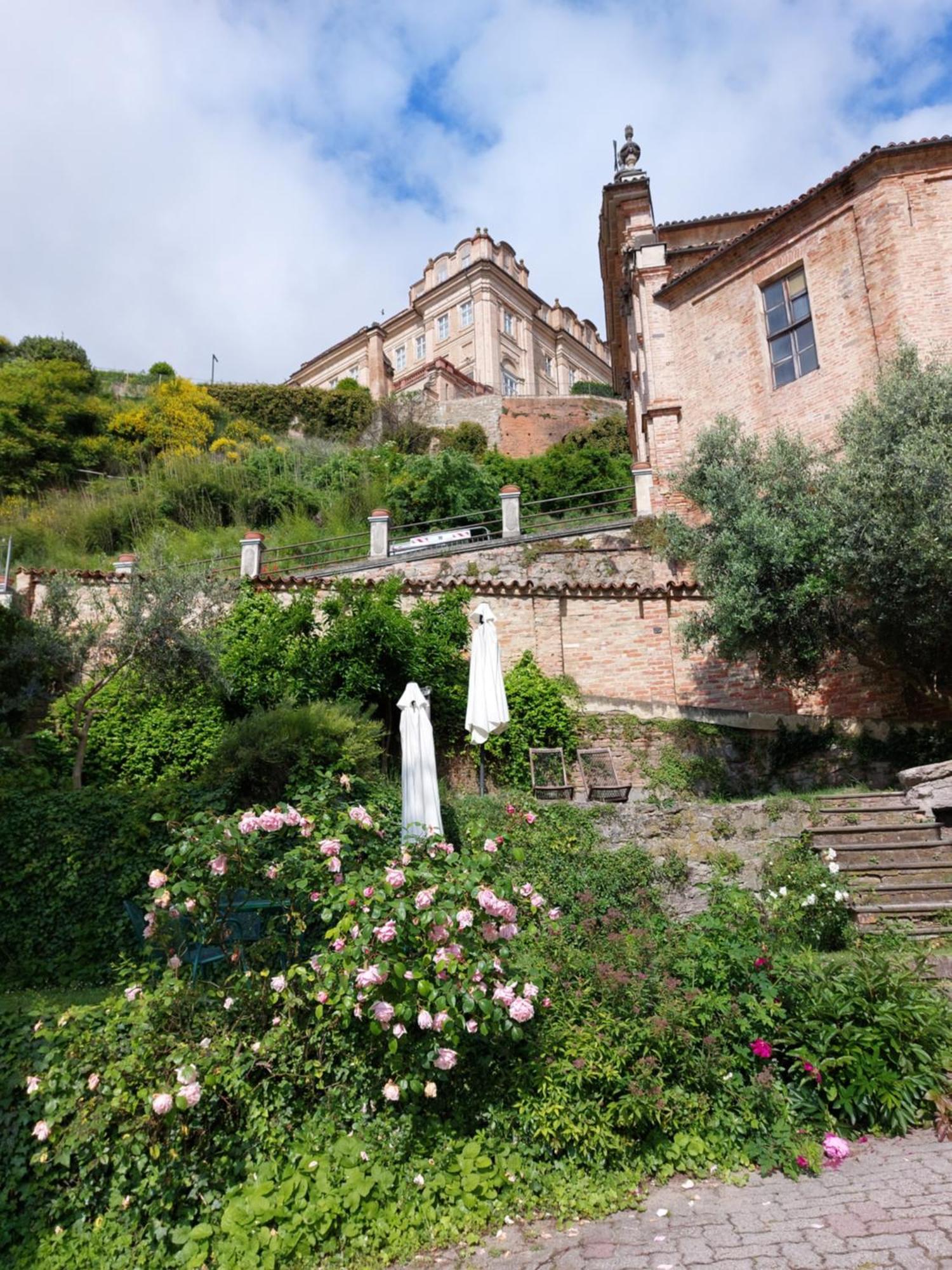 Il Giardino Di Olivia Apartment Guarene Bagian luar foto