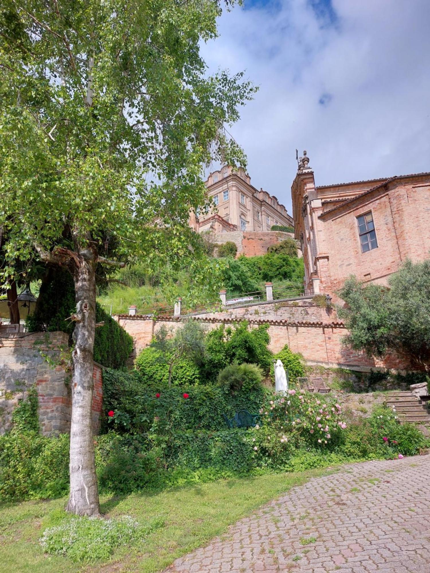 Il Giardino Di Olivia Apartment Guarene Bagian luar foto